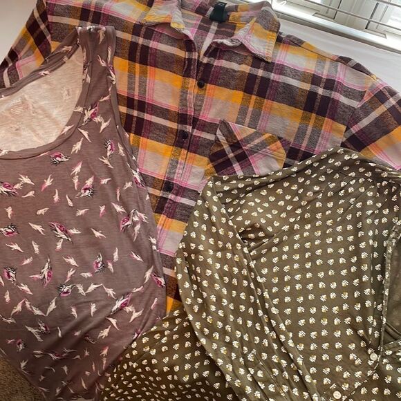Floral Flannel & Feathers Bundle 3 Pieces: Medium Tops - Picture 3 of 16